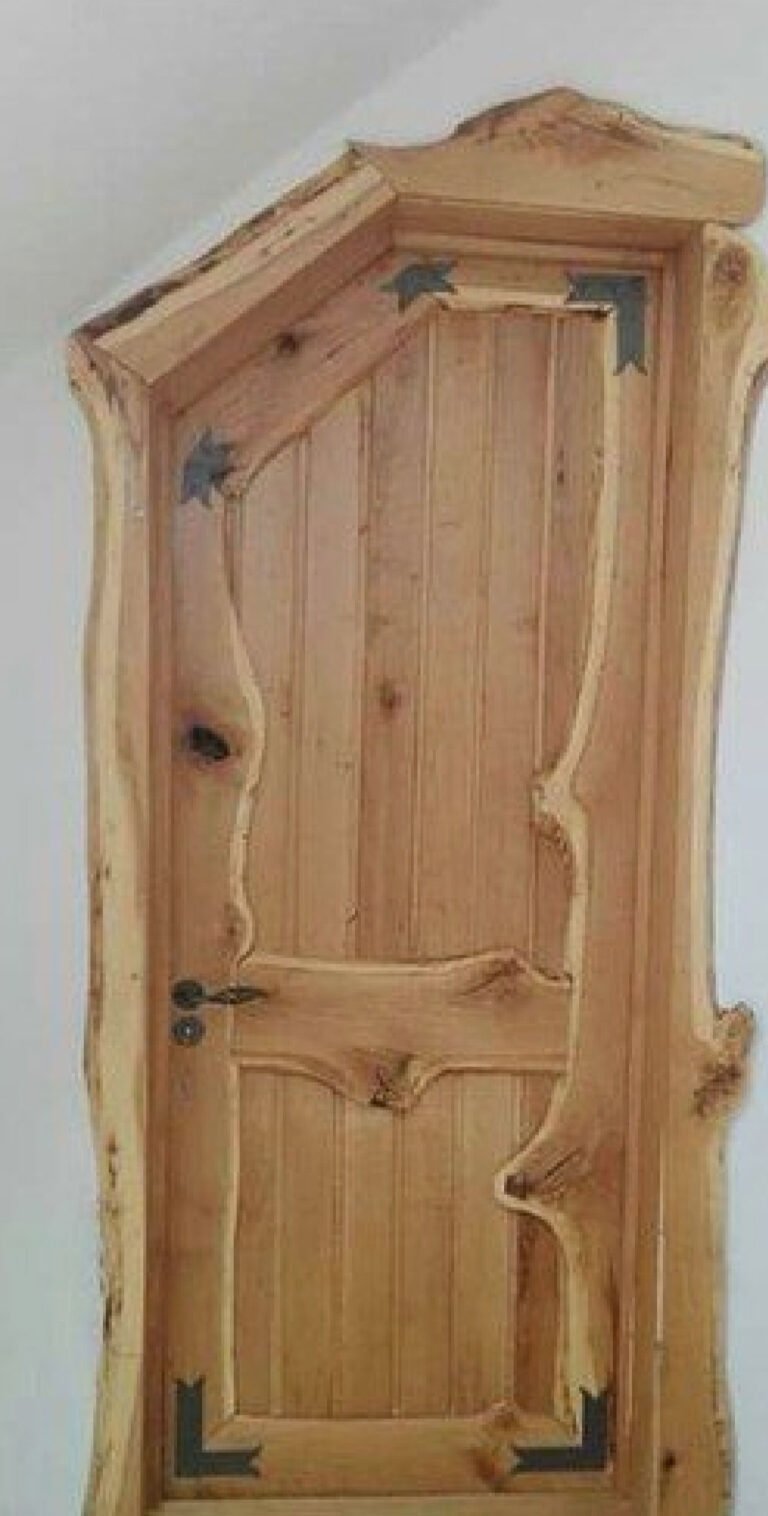 Двери под старину из дерева