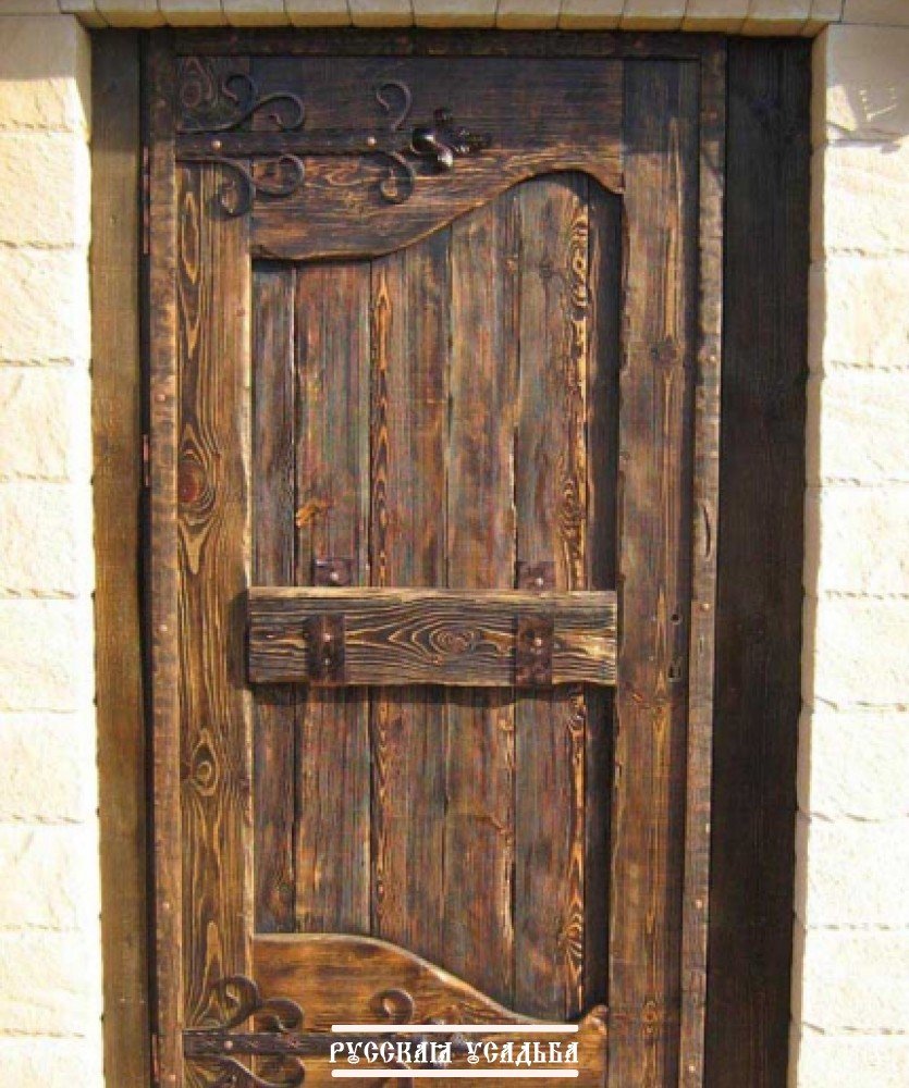 Входная дверь в старинном стиле