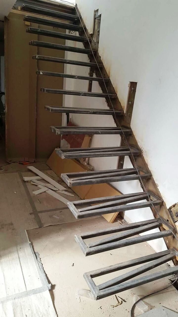 Металлокаркас лестницы с забежными ступенями