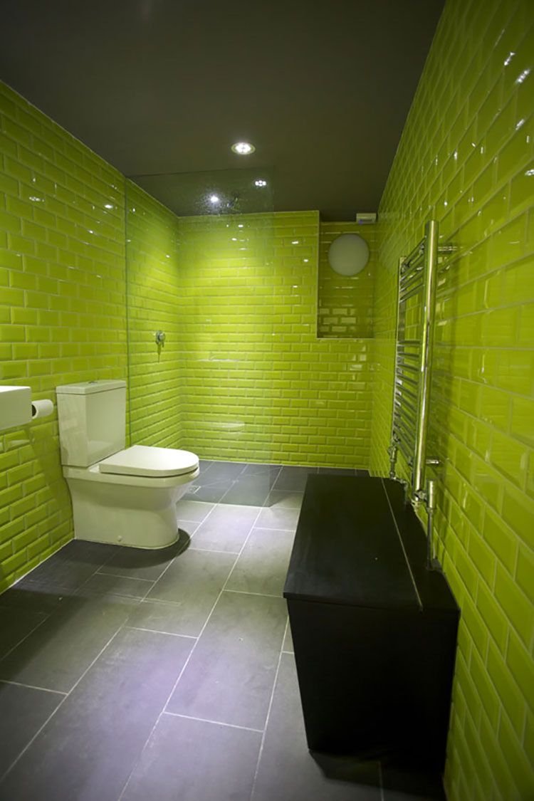 Туалет цвет зеленый. Салатовая ванная комната. Ванная с зеленой плиткой. Плитка в ванную зеленая. Ванная комната в зеленом стиле.