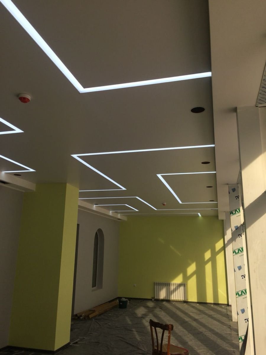 Световые линии на натяжном потолке