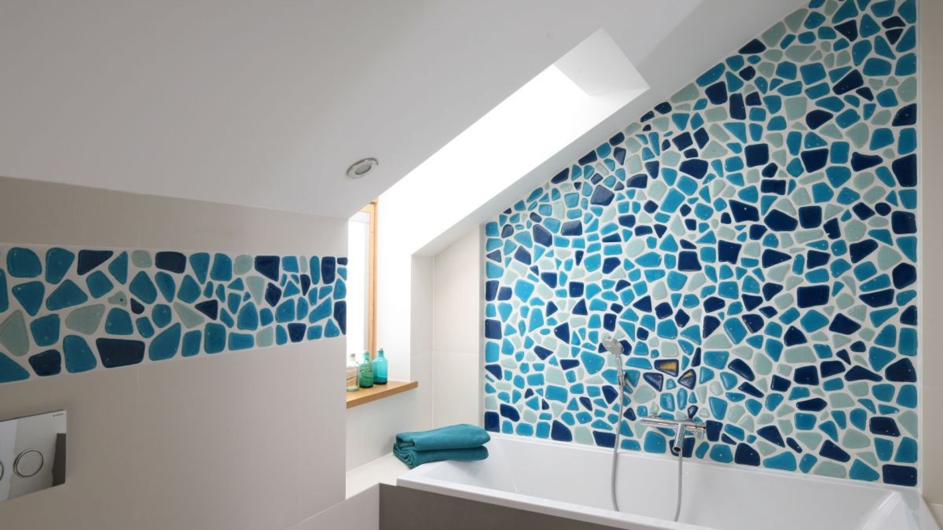 Что можно вместо плитки в ванной. Мозаика в ванной комнате. Необычная плитка для ванной комнаты. Мозаика в декоре ванной комнаты. Мозаика плитка для ванной для стен.