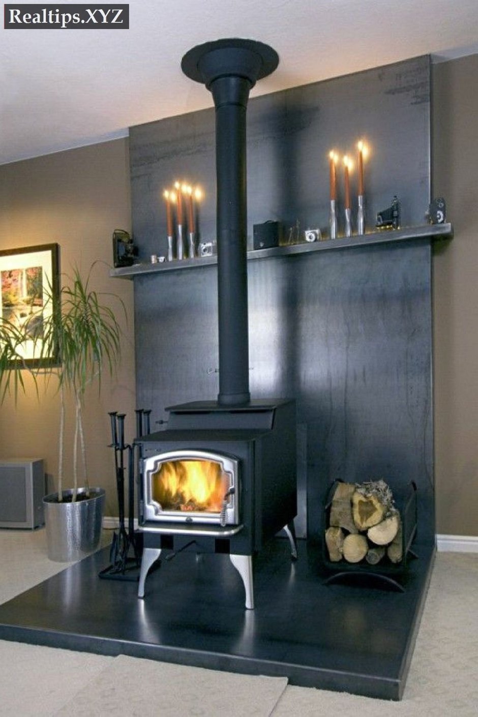 Металлическая печь в интерьере дачи