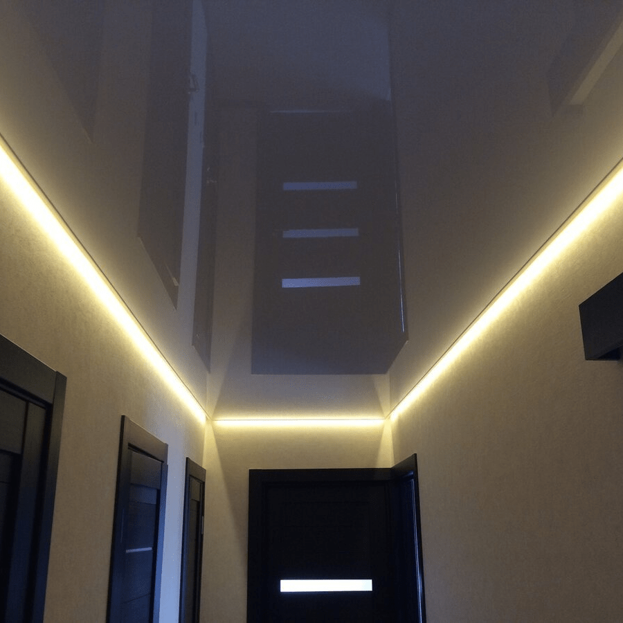 Парящий потолок со светильниками