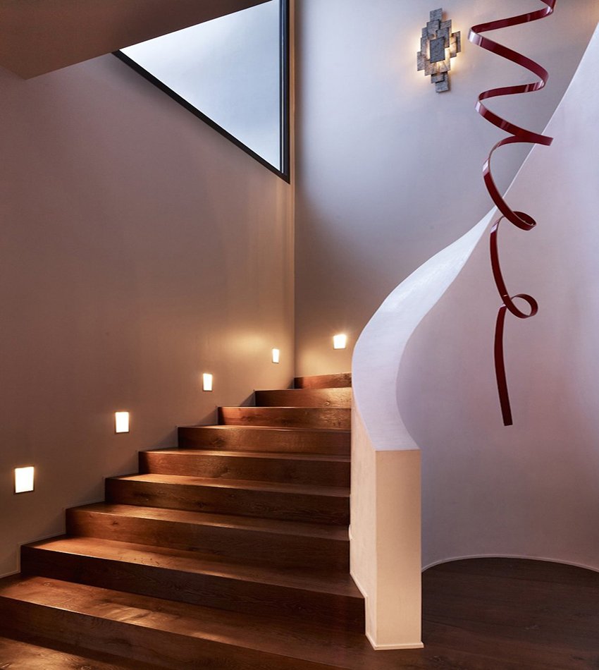 Люстра на лестничный пролет