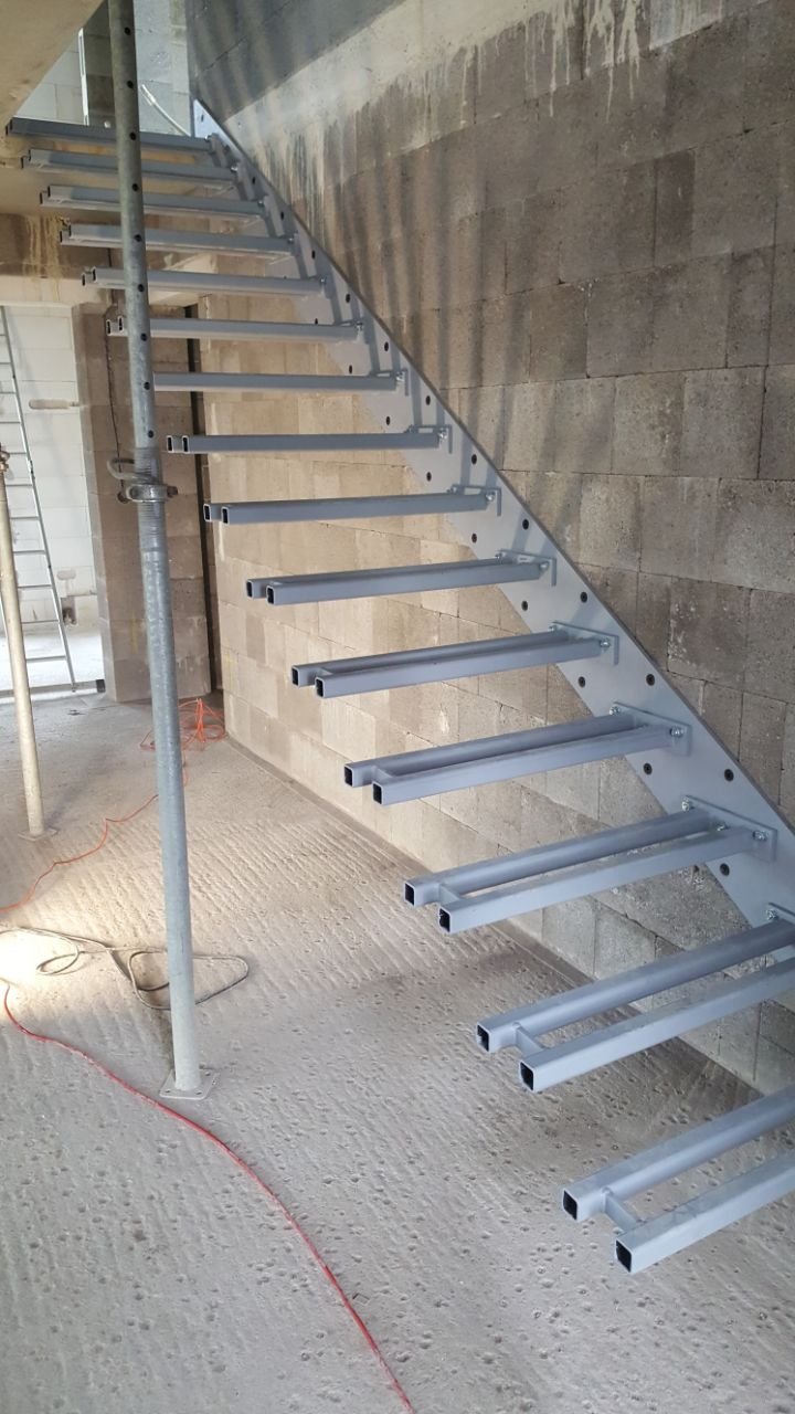 Консольная металлическая лестница
