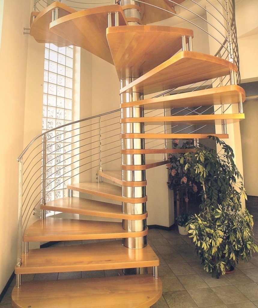Винтовая лестница из металла и дерева