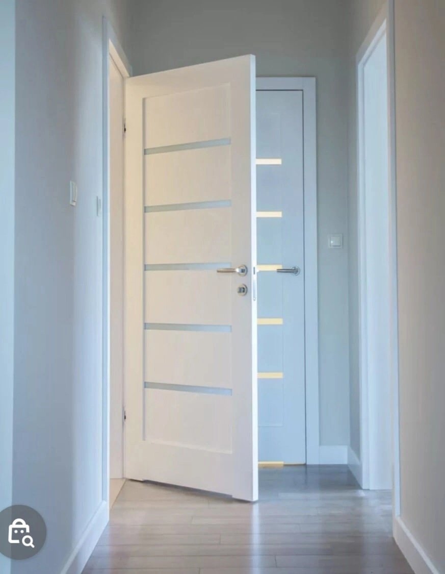 Дверь межкомнатная белая с полосками