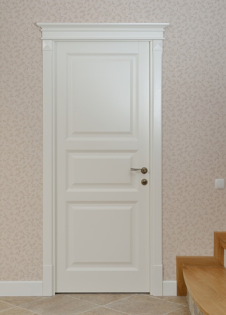 Классическая белая дверь из массива