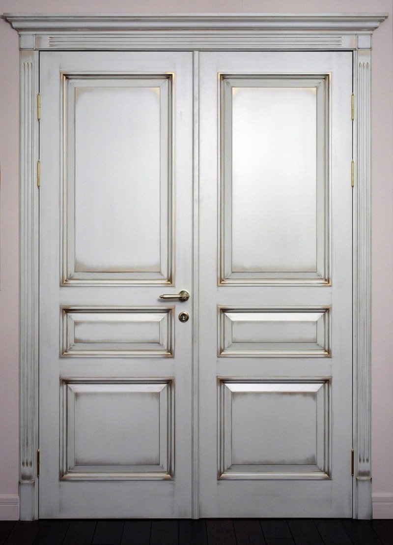 Белая деревянная дверь