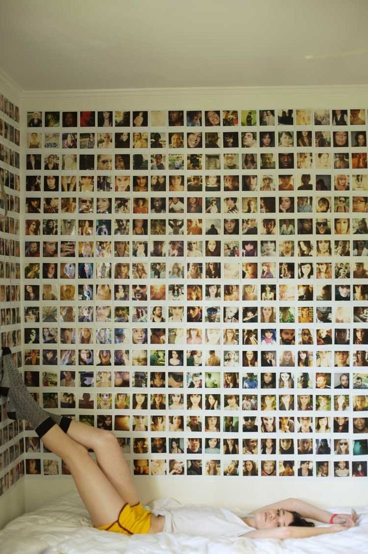 Много картинок на стене