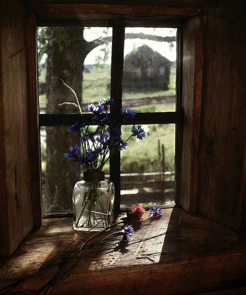 Окно в деревенском доме