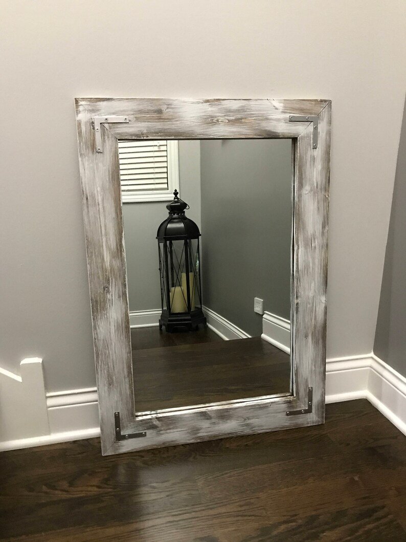 Зеркало в деревянной раме