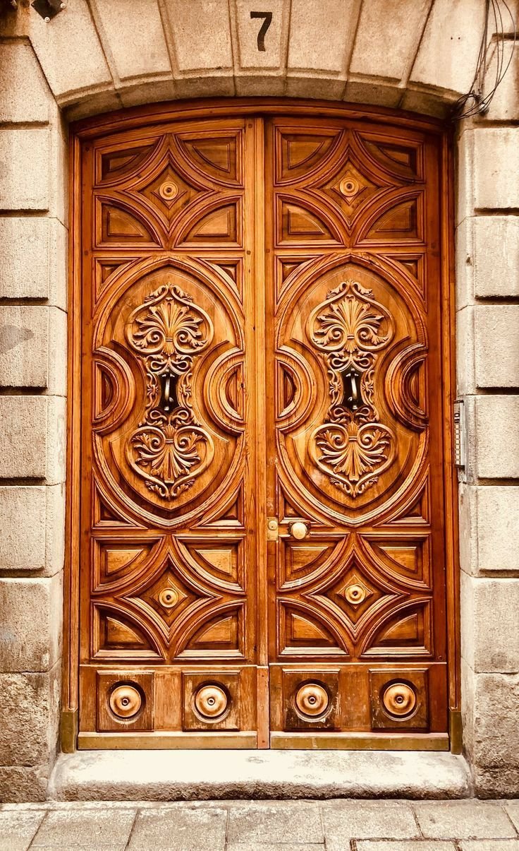 Деревянная дверь