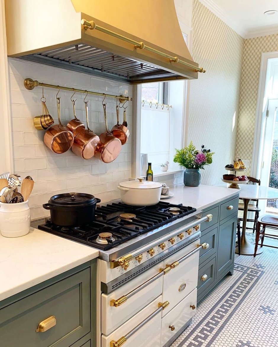 Дизайнерская кухня с газовой плитой