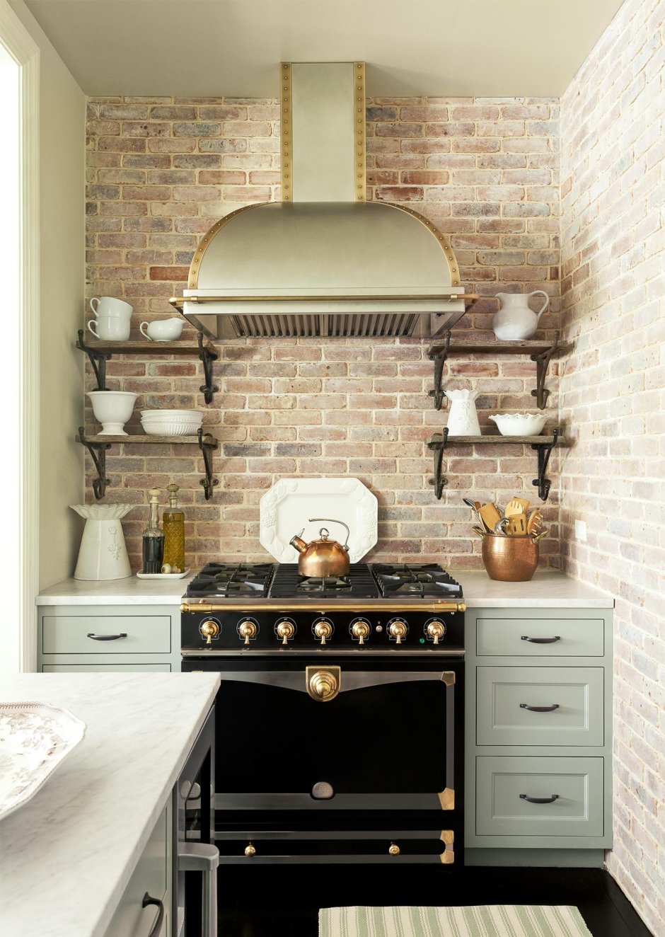 Кухня с вентиляционным коробом