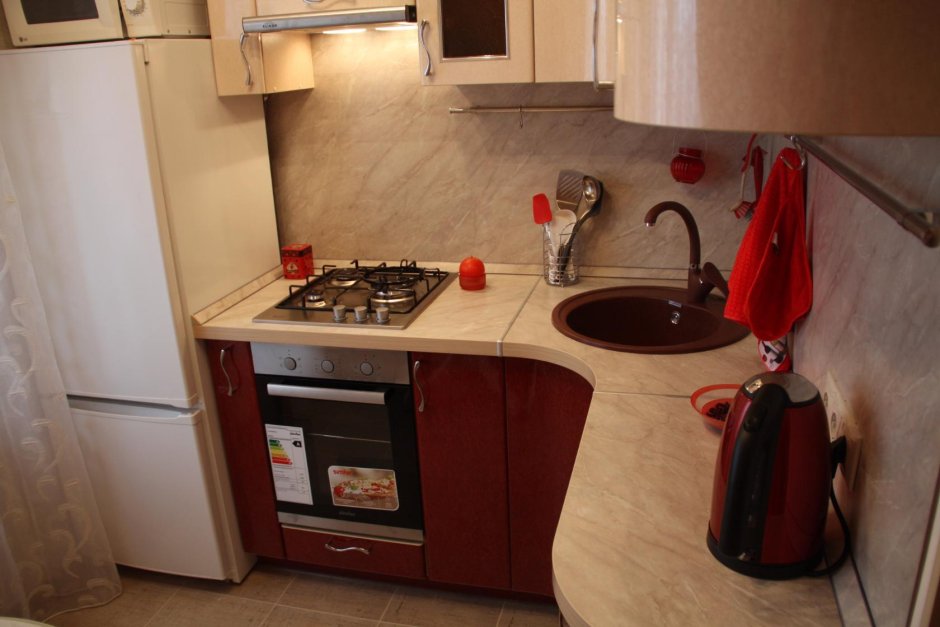 Кухня в хрущевке 5 кв.м с холодильником и газовой плитой