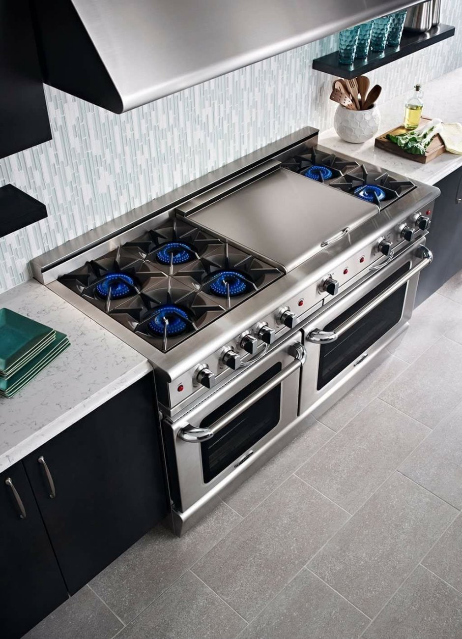 Кран над плитой на кухне