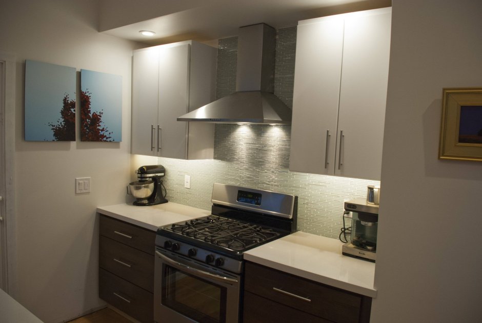 Плита рядом с мойкой на кухне