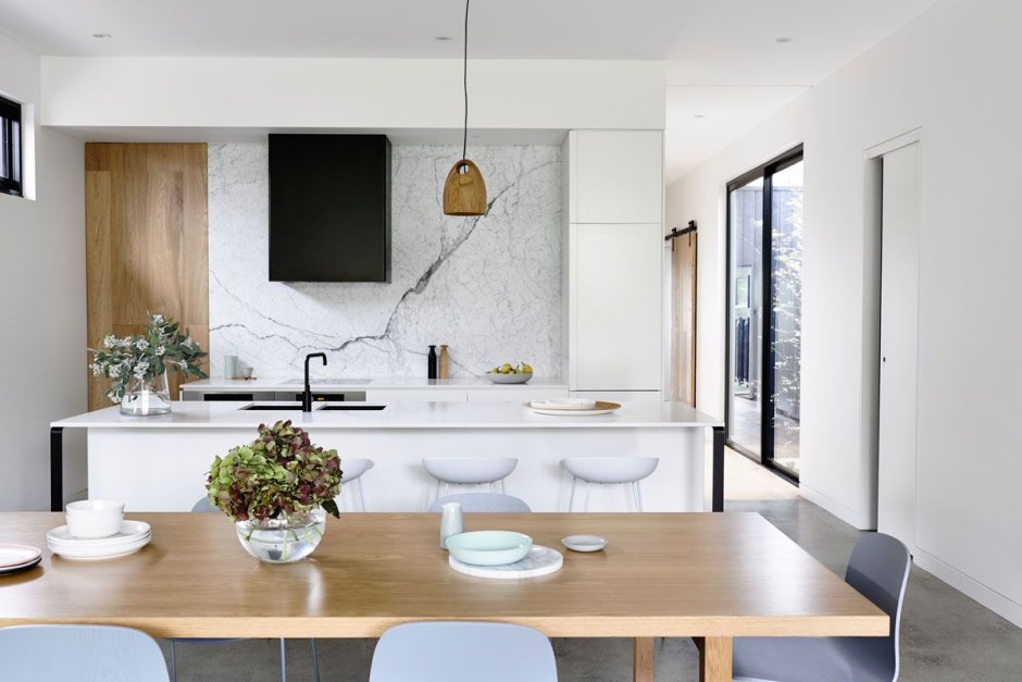 Белая кухня в современном стиле с мрамором