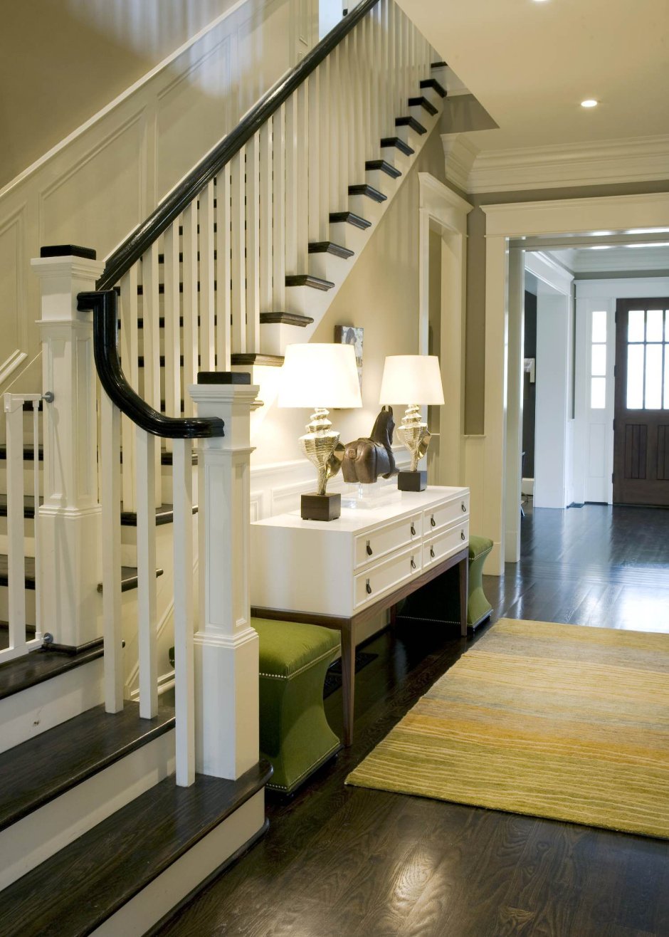 Интерьер коридора в доме с лестницей