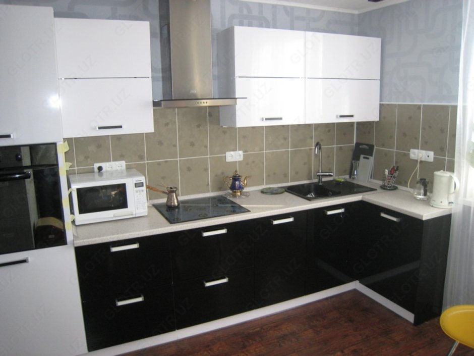 Белая кухня с темной вытяжкой