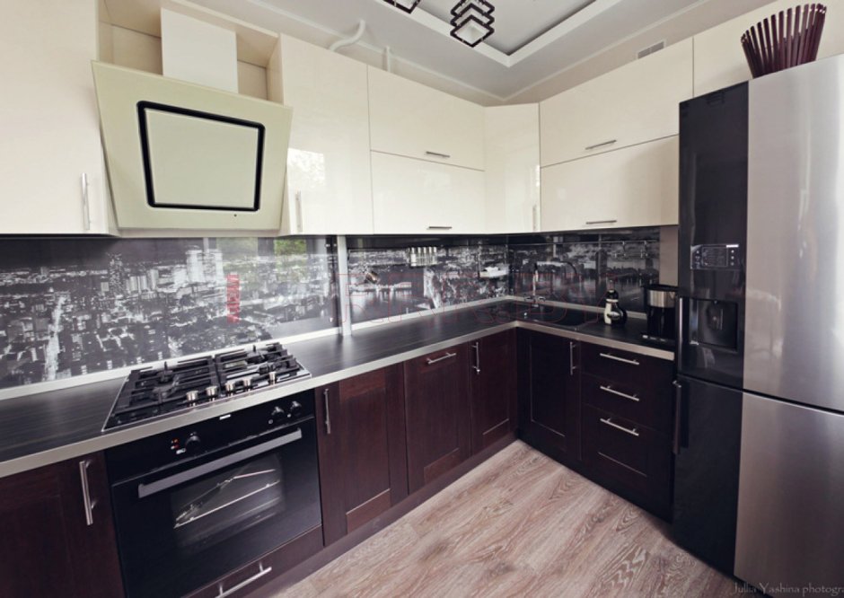 Кухонный фартук к черным фасадам