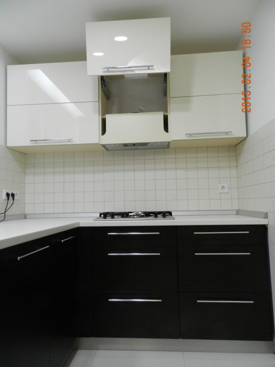 Кухонный гарнитур черный низ белый верх