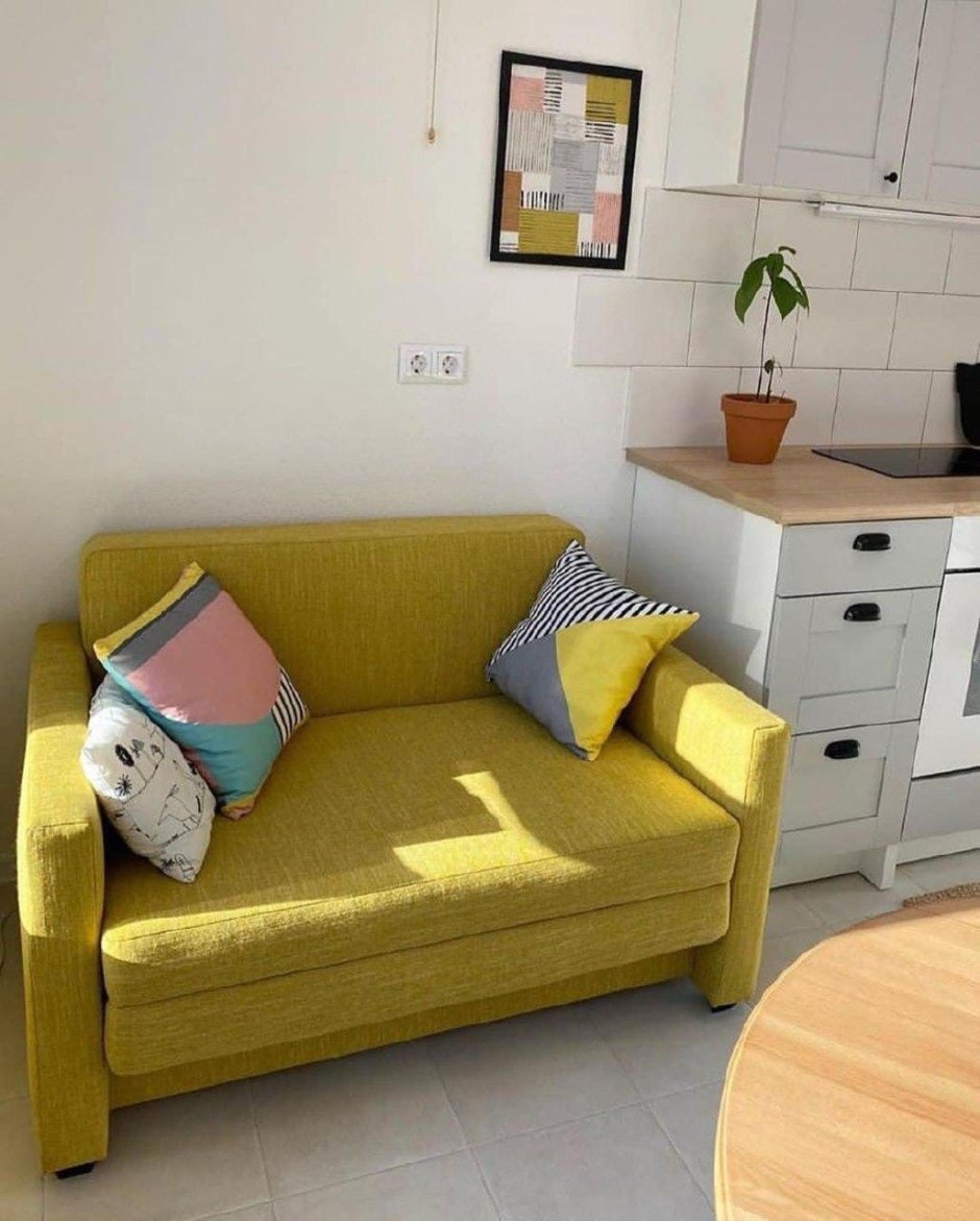 Маленький диван на кухню желтый
