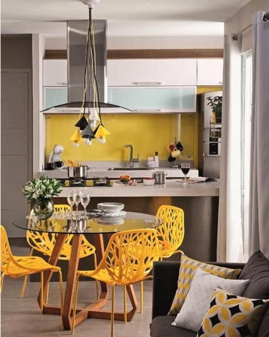 Желтый диван на кухне
