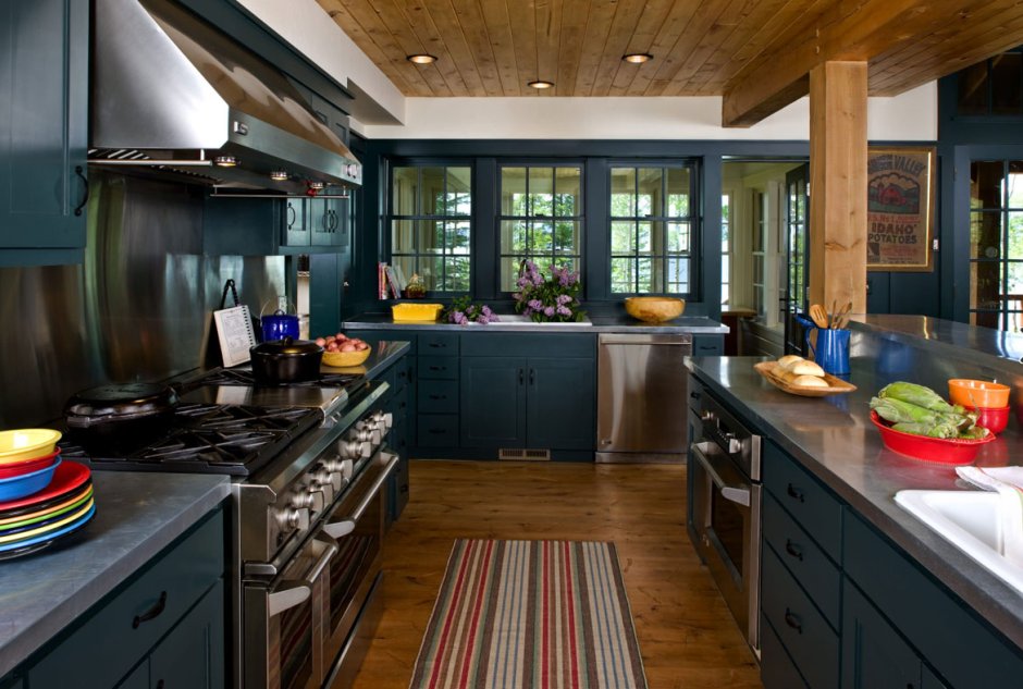 Темно синяя деревянная кухня