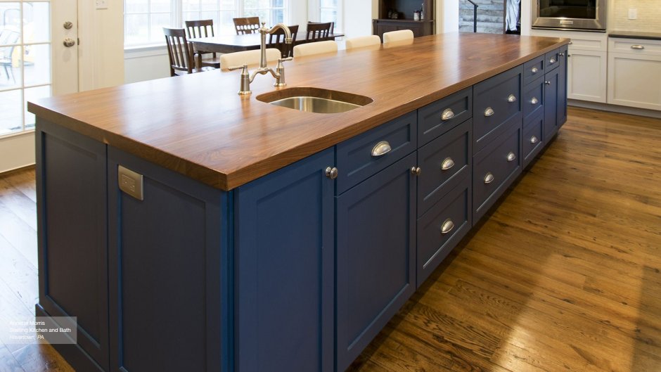 Кухни синего цвета с деревянной столешницей