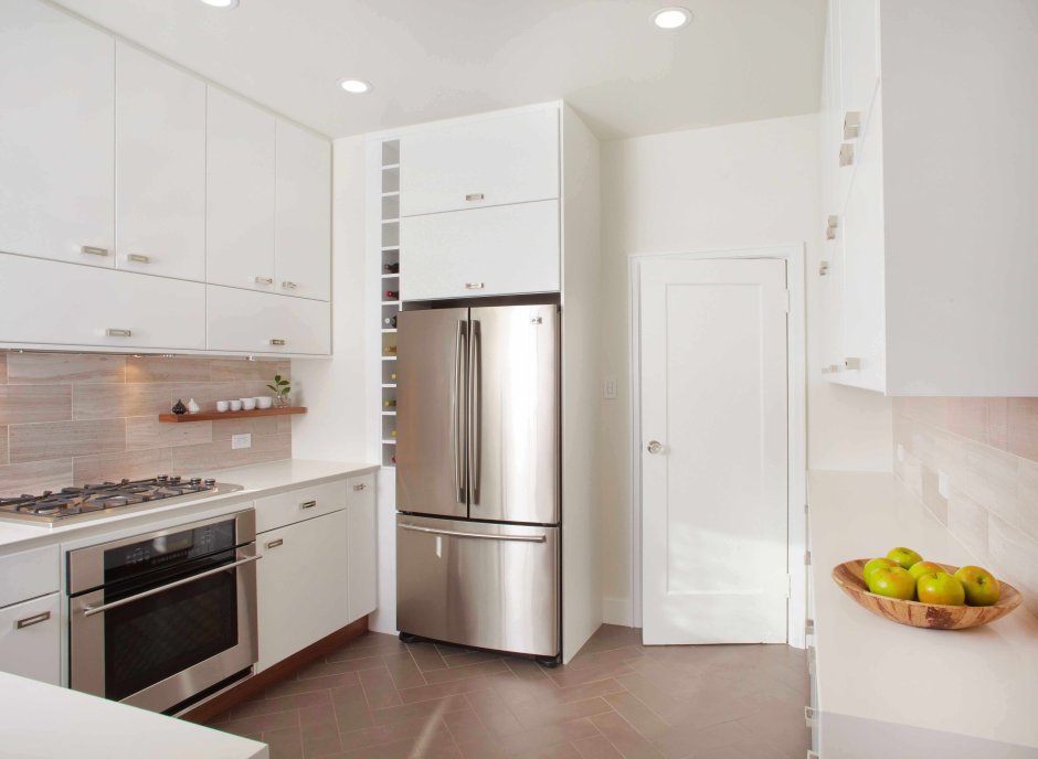 Кремовый холодильник в интерьере кухни