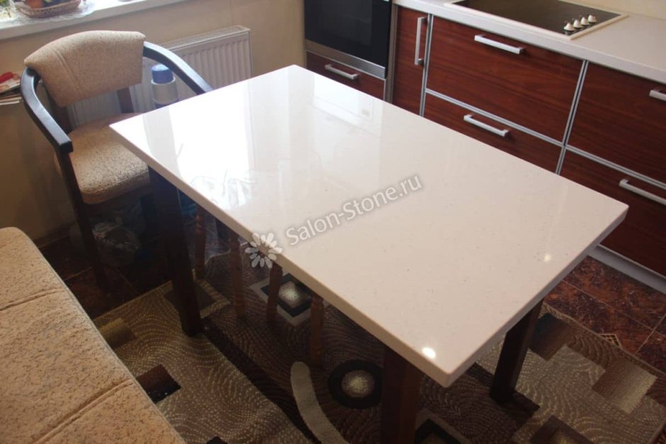 Стол кухонный с покрытием из искусственного камня