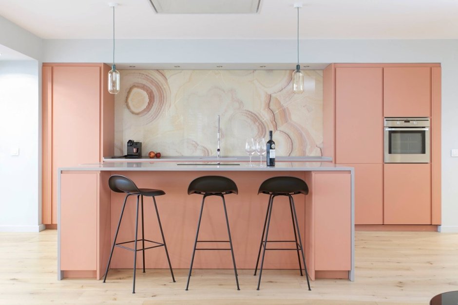 Персиковые стены на кухне