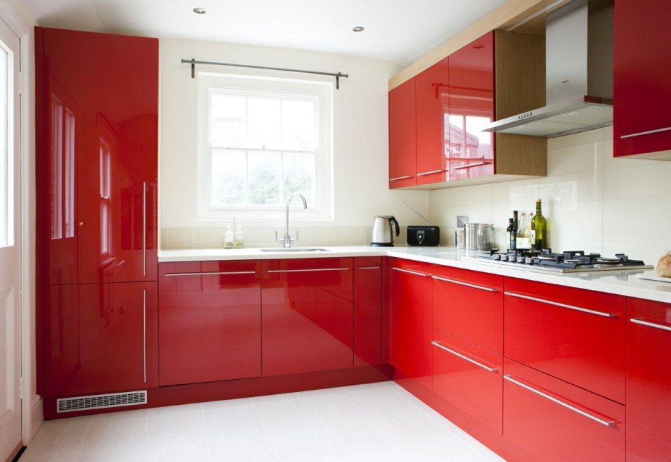 Интерьер кухни красного цвета с обоями