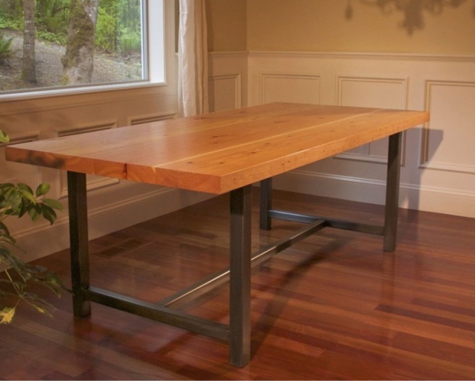 Обеденный стол с деревянной столешницей