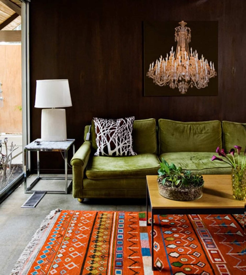 Зеленый диван в деревянном доме интерьер
