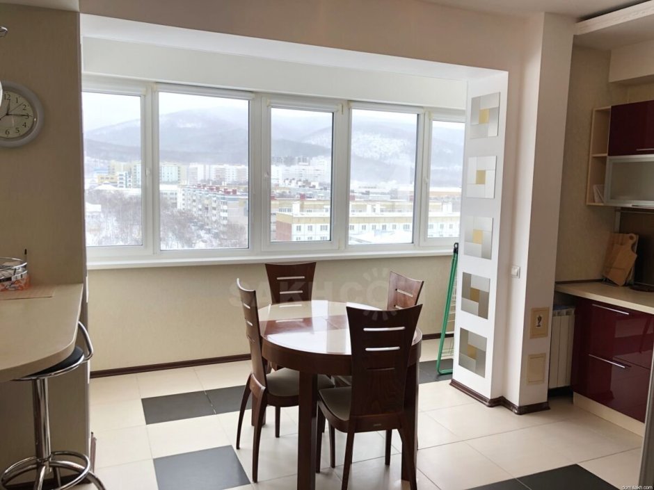 Объединение кухни с балконом с панорамными окнами