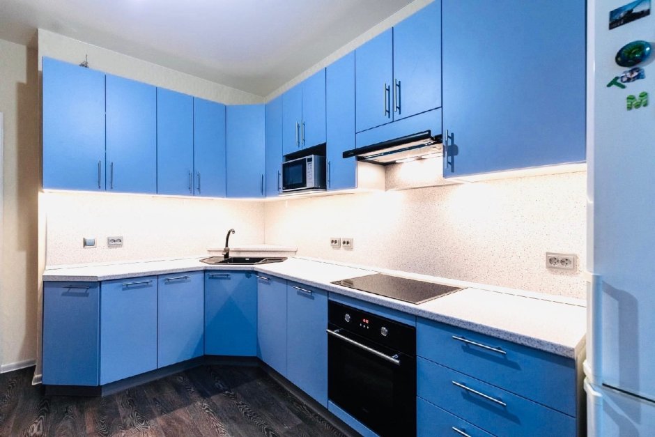 Угловые кухни серо голубые с белым