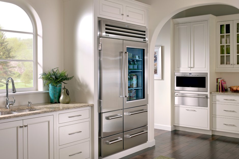 Отдельностоящий холодильник в интерьере