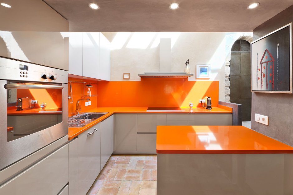 Кухня с оранжевым гарнитуром