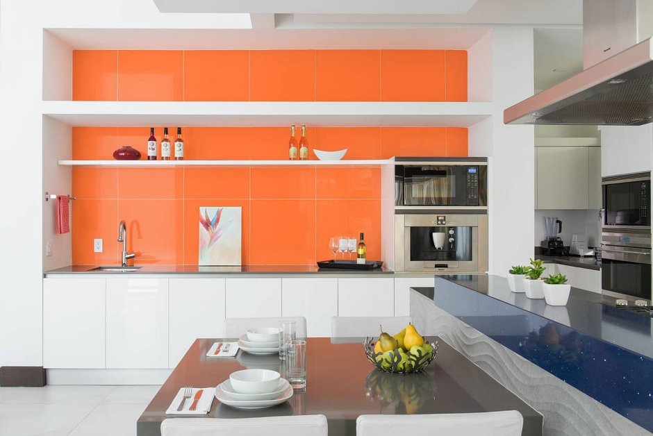 Оранжевая кухня гостиная
