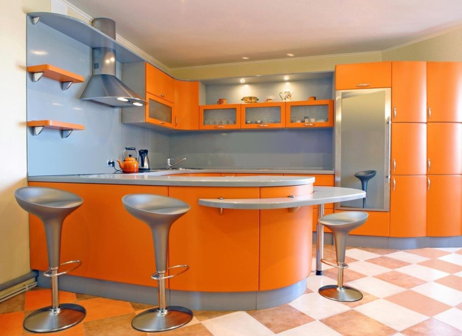 Кухня коричневая с оранжевыми элементами