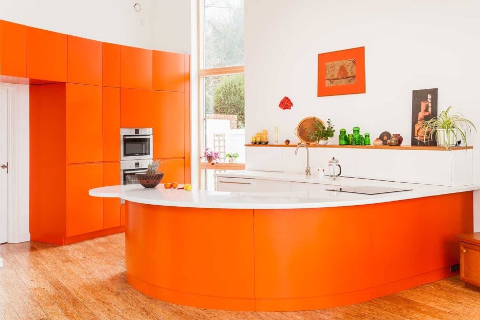 Белая кухня с оранжевыми акцентами
