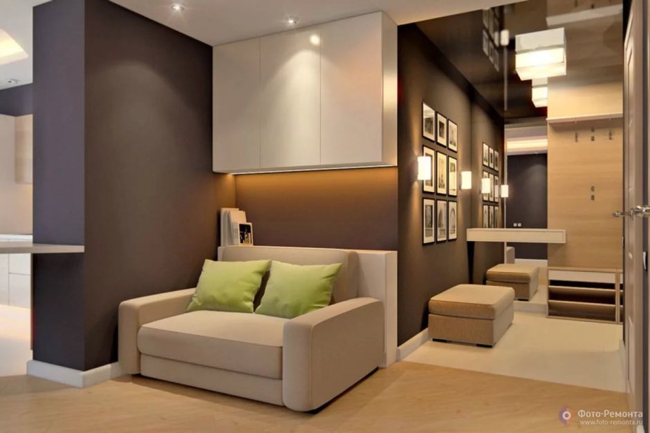 Интерьер квадратного коридора с диваном в современном стиле
