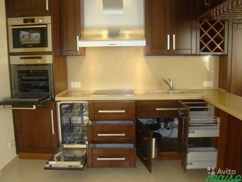 Кухонный гарнитур со встроенной бытовой техникой