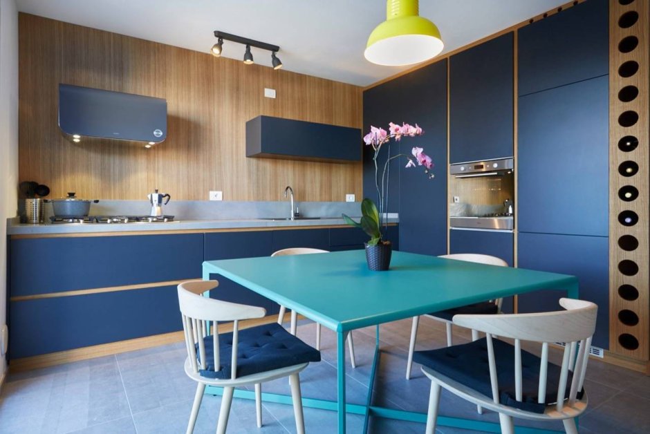 Синяя кухня в скандинавском стиле
