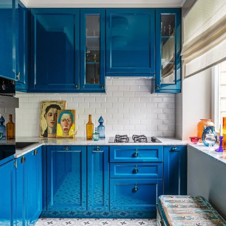 Интерьер кухни с синим гарнитуром