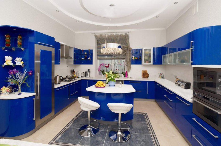 Интерьер с синей кухней